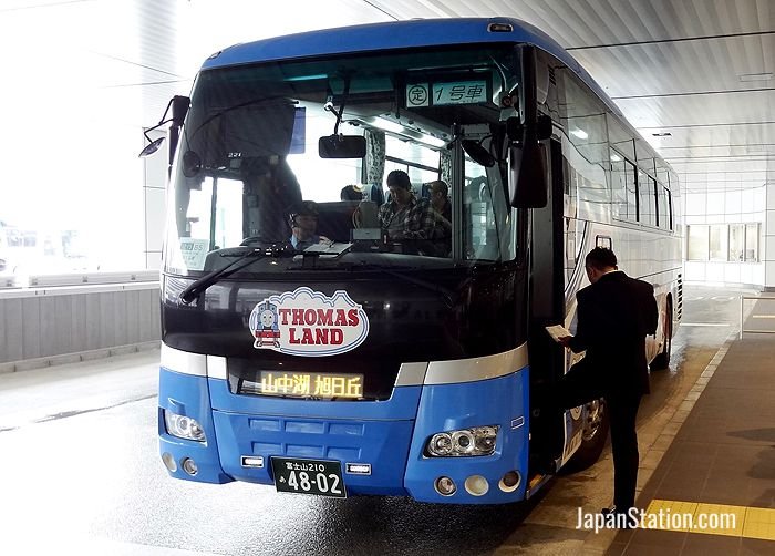 Coaches bound for the Fuji Five Lakes and Hakone areas depart from the Shinjuku Expressway Bus Terminal beside Shinjuku Station