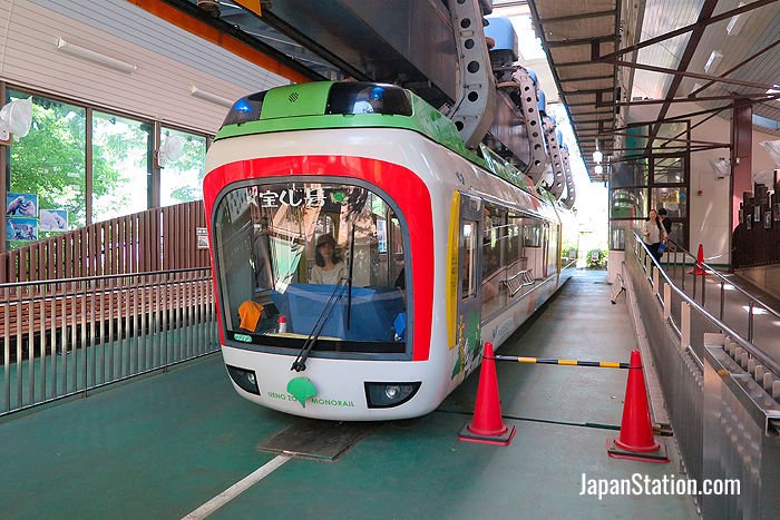 Ueno Zoo’s monorail ready for departure