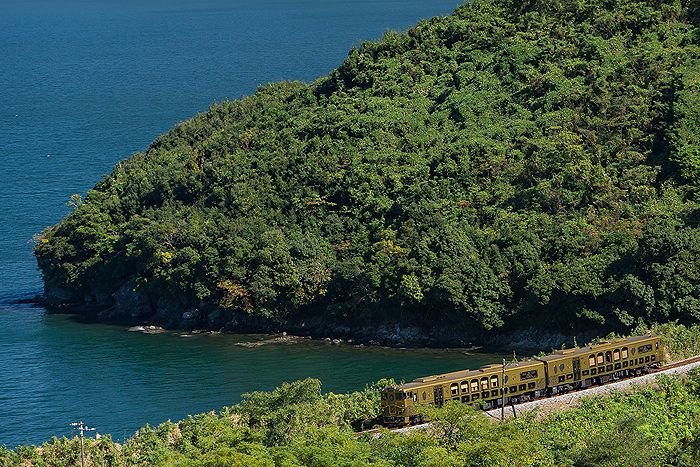 With so much inside the train to distract the eye and the palate it might be easy to forget that the train is also passing through some of Japan’s most stunning scenery
