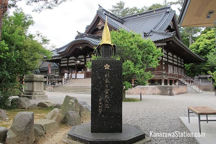 At the top of this tribute to the Maeda clan is a copy of Toshiie Maeda’s long golden war helmet which was shaped like a catfish tail. The original was made of leather and covered in gold leaf