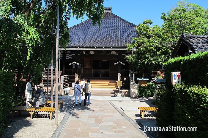 The innocent outward appearance of Myoryuji Temple