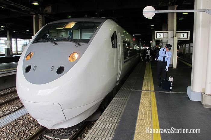 The Limited Express Thunderbird can be used to reach stations between Kanazawa and Tsuruga