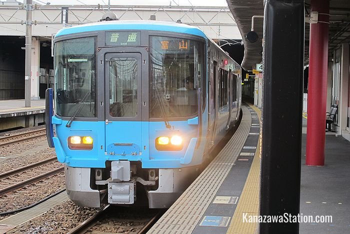 An IR Ishikawa Railway train bound for Toyama