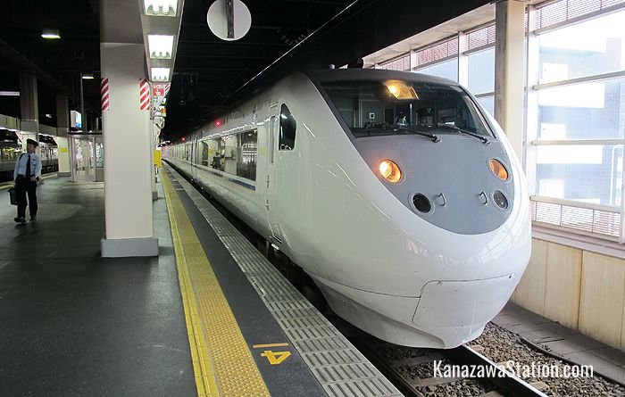 The Limited Express Noto Kagaribi for Wakura Onsen Station