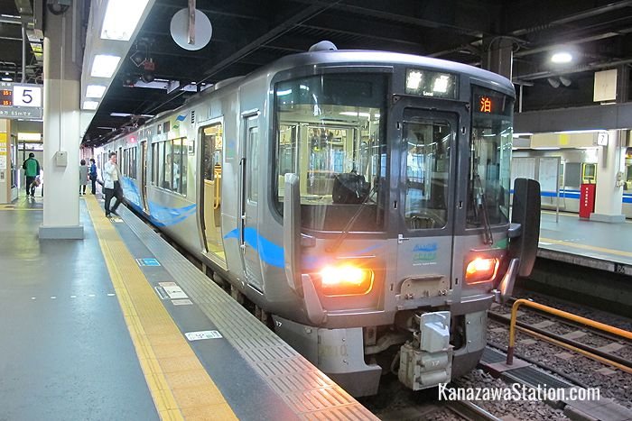 An Ainokaze Toyama local train bound for Tomari at Kanazawa Station