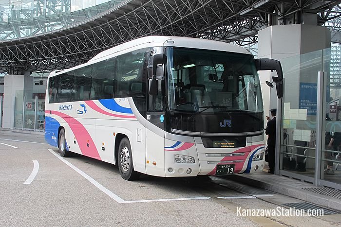 A JR Bus for Ikebukuro and Shinjuku