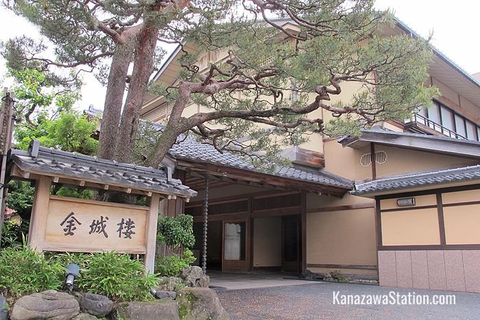 Kinjohro is a 126-year-old ryokan and is listed by Kanazawa City as an important cultural asset