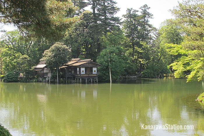 Kasumigaike pond and the Uchihashi-tei tea house