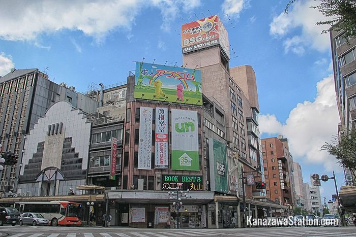 Katamachi Scramble Crossing is the biggest pedestrian scramble in the Hokuriku region