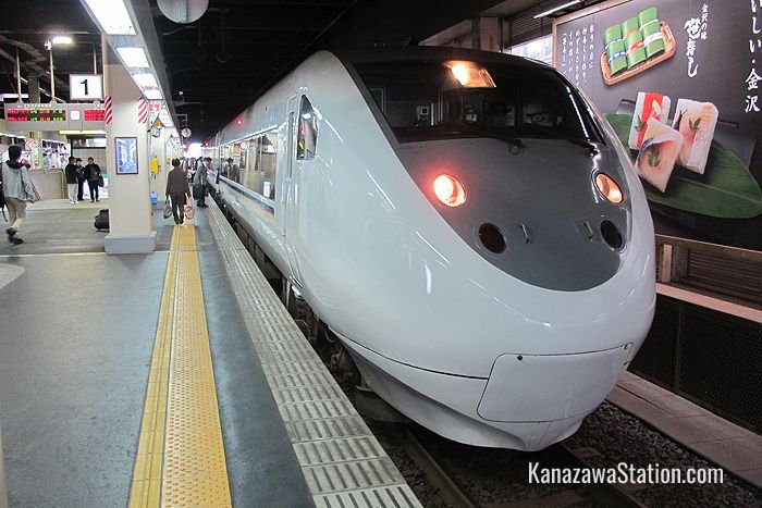 The Shirasagi Limited Express stops at Tsuruga Station
