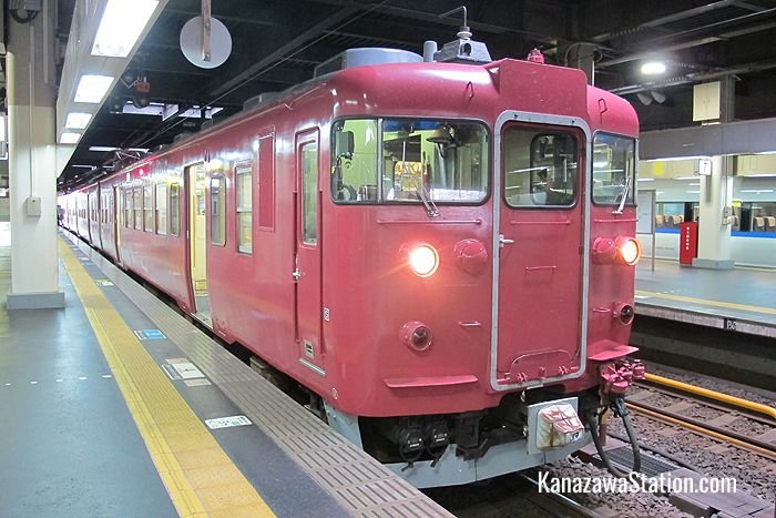 A local train on the Nanao Line