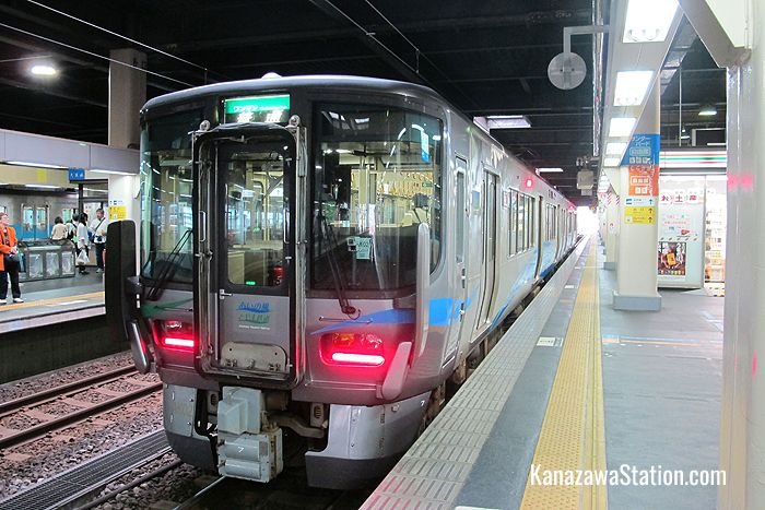 Ainokaze Toyama Railway also operates local through train services to Toyama