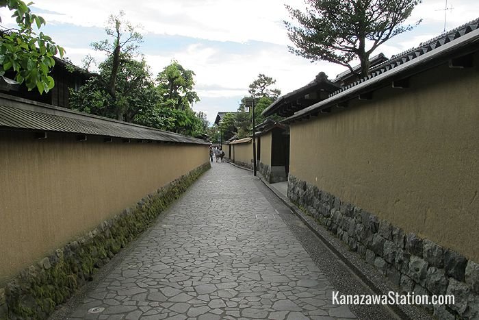 The distinctive earthern walls of Nagamachi