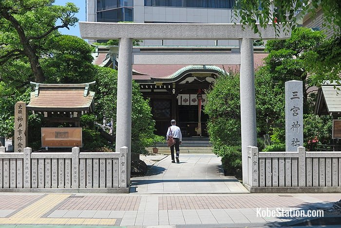 The entrance to Sannomiya Shrine