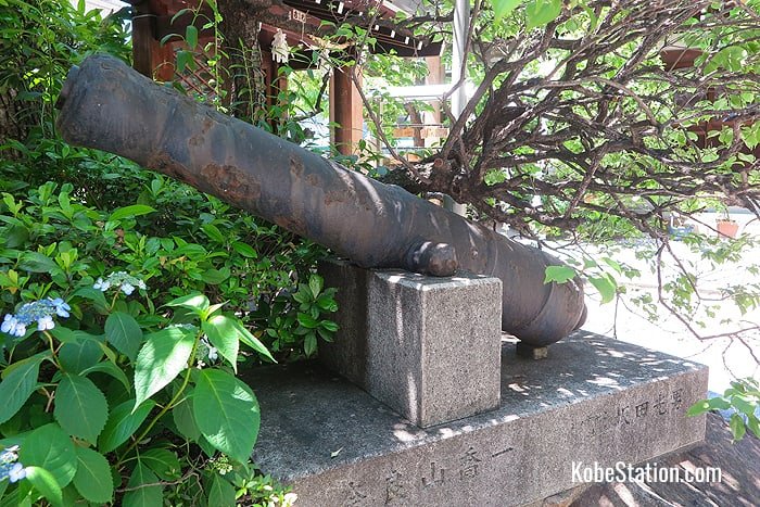 The cannon at Sannomiya Shrine