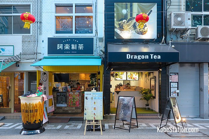 Two competing tapioca stores: Alok Tea and Dragon Tea
