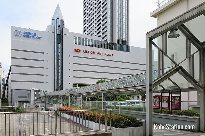 The entrance to the walkway linking Shin-Kobe Station with ANA Crowne Plaza Kobe