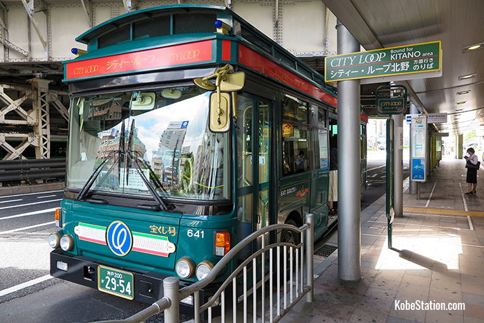 A northbound City Loop Bus at Bus Stop 7 in Sannomiya