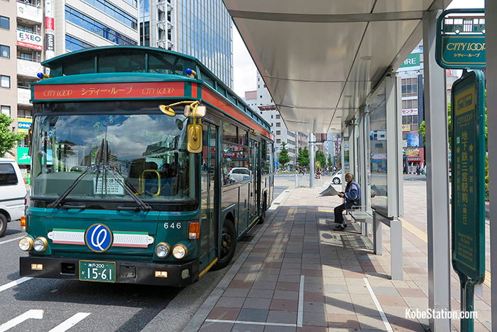 A southbound City Loop Bus at Bus Stop 13 in Sannomiya