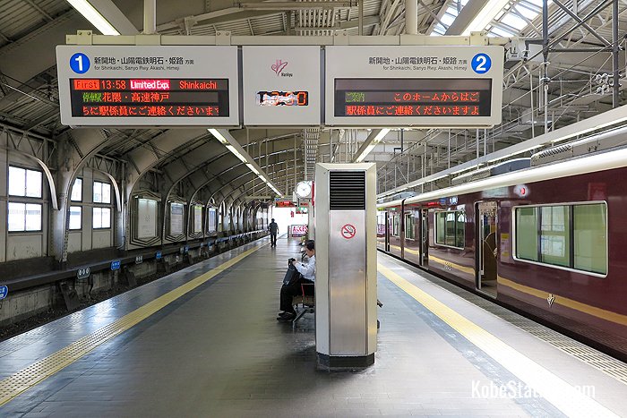 Platforms 1 and 2 at Hankyu Kobe-Sannomiya Station