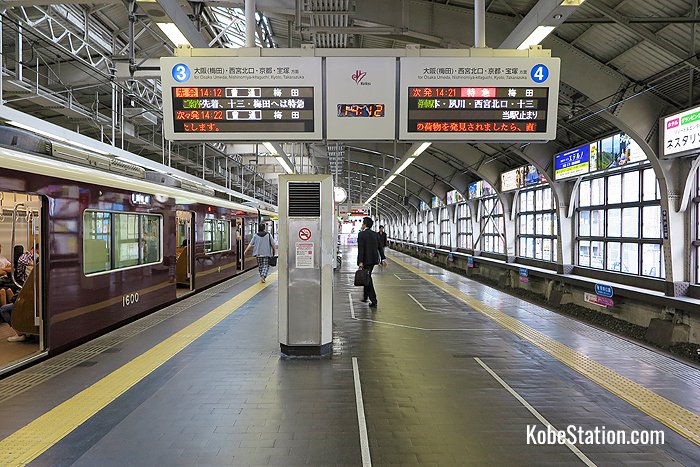 Platforms 3 and 4 at Hankyu Kobe-Sannomiya Station
