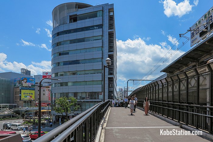 The 2nd floor walkway leading to Hankyu Kobe Sannomiya Station from JR Sannomiya Station