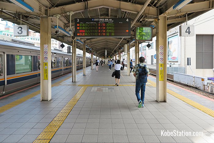 Platforms 3 and 4 at JR Sannomiya Station
