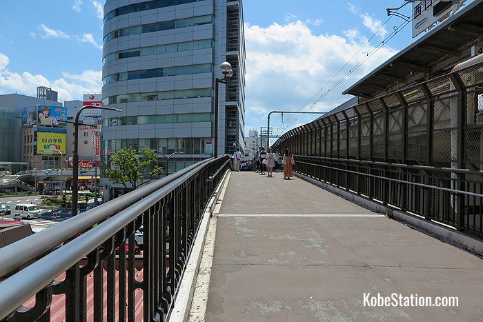 An overhead walkway that connects JR Sannomiya Station and Hankyu Kobe-Sannomiya Station