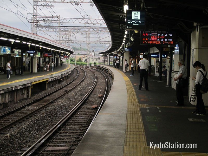 Chushojima Station is the transfer point between the Kiehan Main Line and the Uji Line