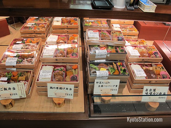 These traditional bento lunch boxes are available on B2