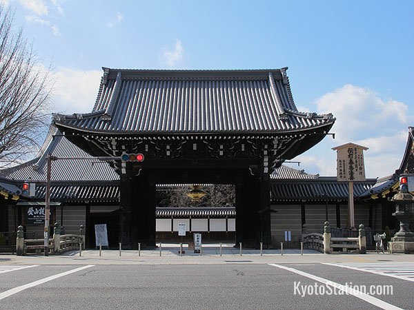 The Goeido-mon is the main entrance to Nishi Honganji