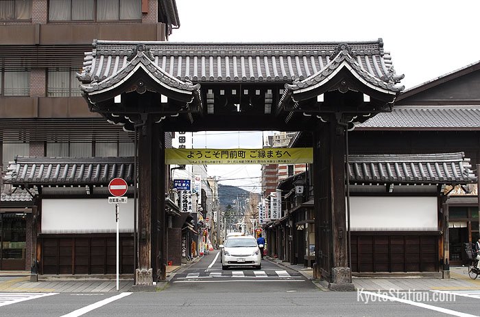 The Somon gate viewed from Nishi Honganji Temple