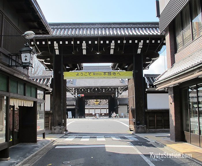 The view of Nishi Honganji from the Somon gate