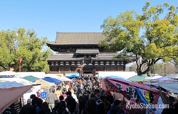 Toji Temple on market day