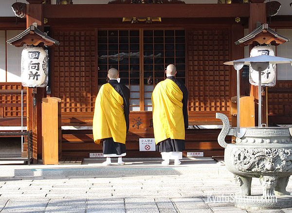 Monks at prayer at Toji Temple