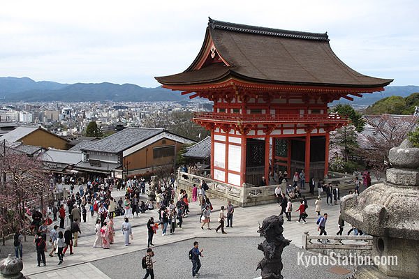 The prospect from Kiyomizudera Temple. The city awaits you!