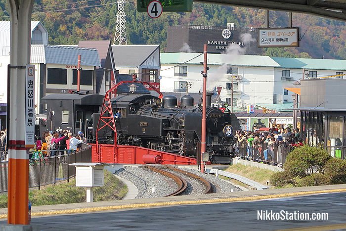 Crowds watching the rotating engine at Kinugawa-Onsen Station’s turntable