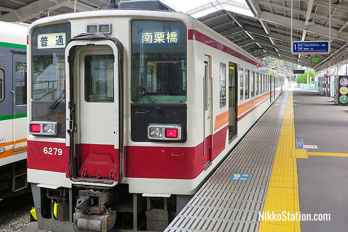 A local train bound for Minami-Kurihashi at Tobu-Nikko Station