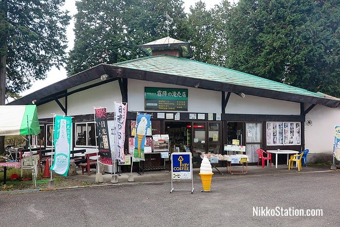 The shop at the Kirifuri-no-Taki bus stop