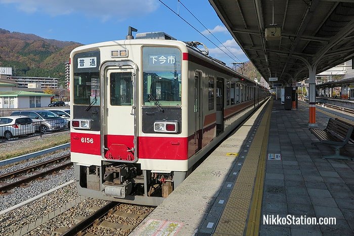 A local train bound for Shimo-Imaichi at Kinugawa-Onsen Station