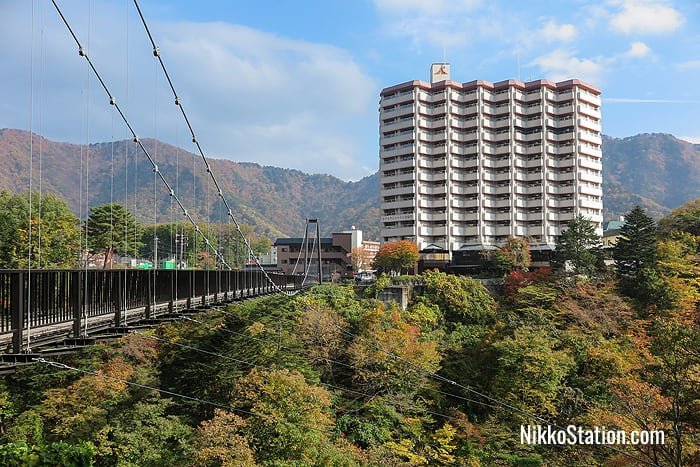 Hotel Sunshine Kinugawa overlooks the Kinugawa gorge and the Kinu Tateiwa-Otsuribashi Suspension Bridge