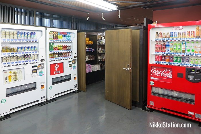 Drinks vending machines on the 3rd floor have both soft drinks and alcoholic beverages