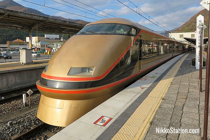 A Spacia Kinugawa service using a special “Nikko Moude” train set which is painted gold