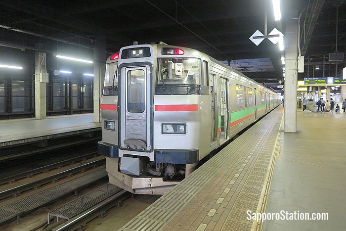 A local Hakodate Line train for Otaru at Sapporo Station