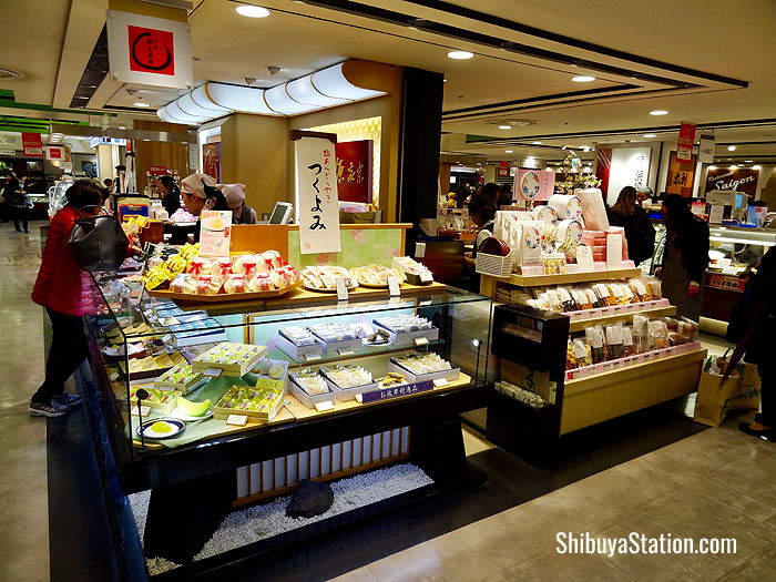 Japanese and Western sweets, as well as baked goods, fruits, and bento boxes, are on offer in the Toyoko Noren-gai basement food floor of Shibuya Mark City