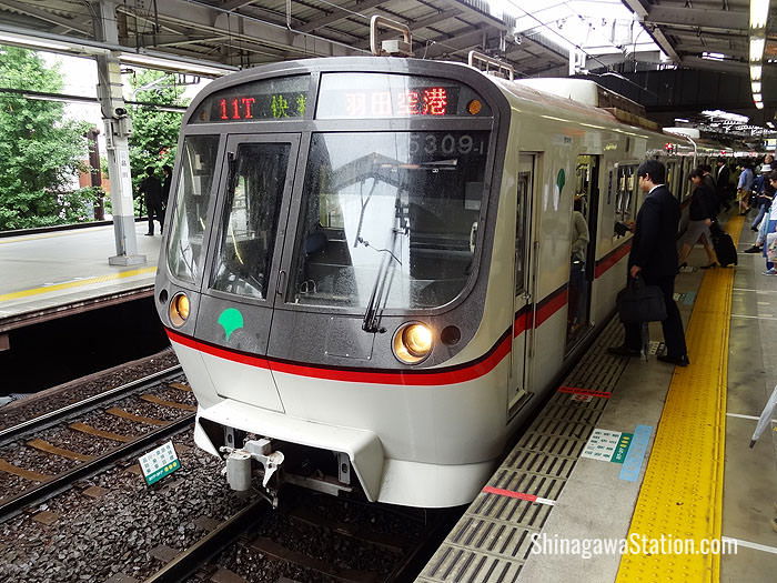 A Keikyu Main Line special service for Haneda Airport stops at Keikyu Shinagawa Station