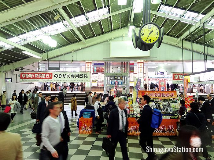 Passengers swarm part of JR Shinagawa Station leading to Keikyu Shinagawa Station