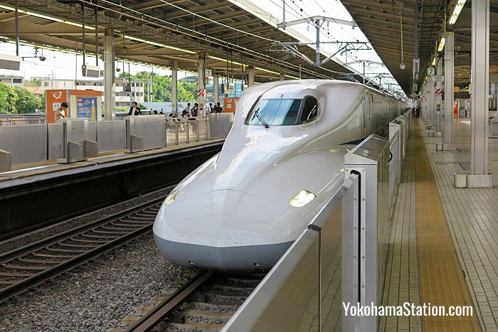 A northbound Tokaido Shinkansen service at Shin-Yokohama Station