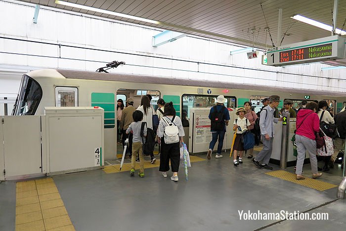 Boarding a Green Line train at Center-Minami Station