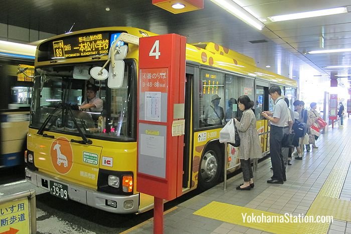 The N Route Burari-Nogeyama-Dobutsuen Bus at bus stop 4
